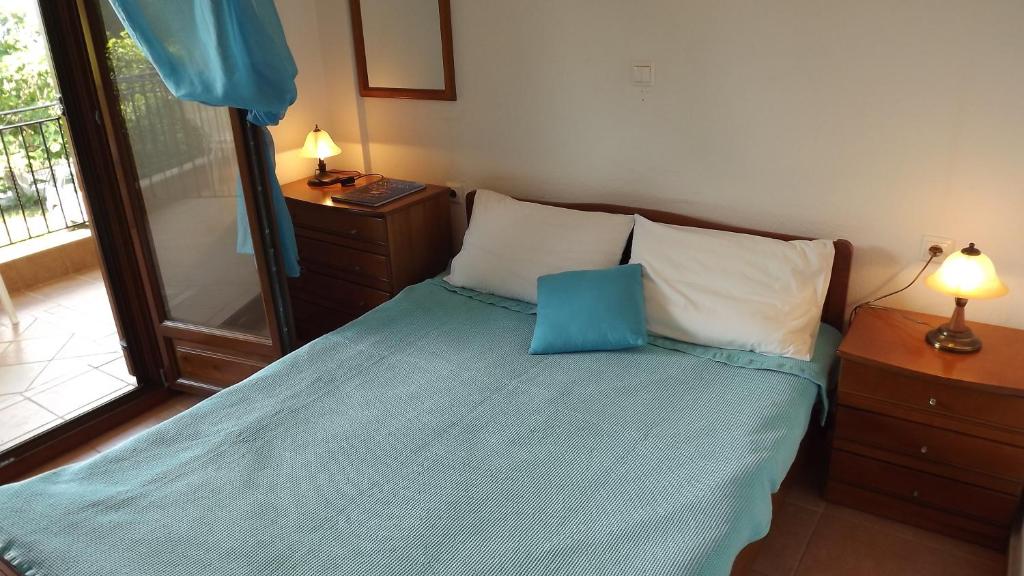 Postel nebo postele na pokoji v ubytování Pefka Studios & Apartments