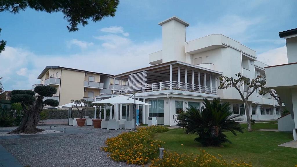 ein großes weißes Gebäude mit vielen Fenstern in der Unterkunft Primavera Club - Hotel Residence in Santa Maria del Cedro
