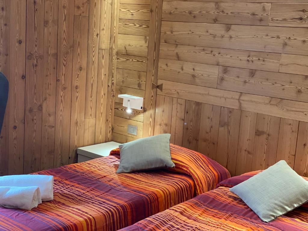 Posteľ alebo postele v izbe v ubytovaní Sottosopra Alps Apartments & Rooms