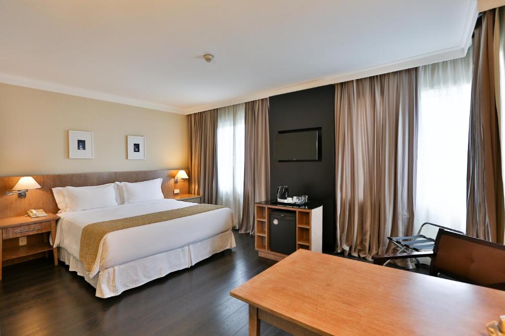 um quarto de hotel com uma cama e uma secretária em Park Inn by Radisson Berrini em São Paulo