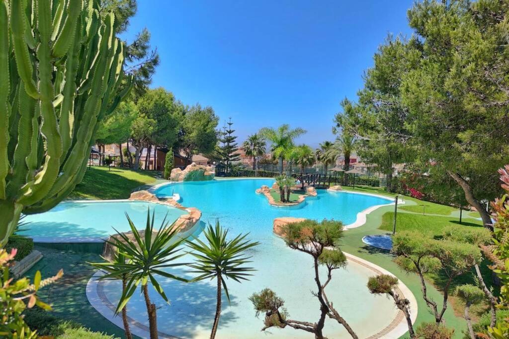 duży basen w parku z drzewami w obiekcie Montefaro Spacious Townhouse - Beach & pool w mieście Santa Pola