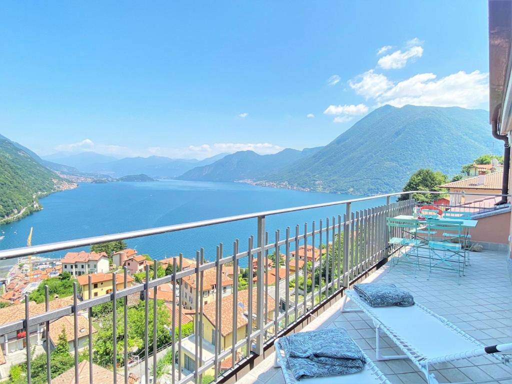 einen Balkon mit Blick auf einen Wasserkörper in der Unterkunft La Rondinella - Loft with fantastic view on Lake Como in Argegno