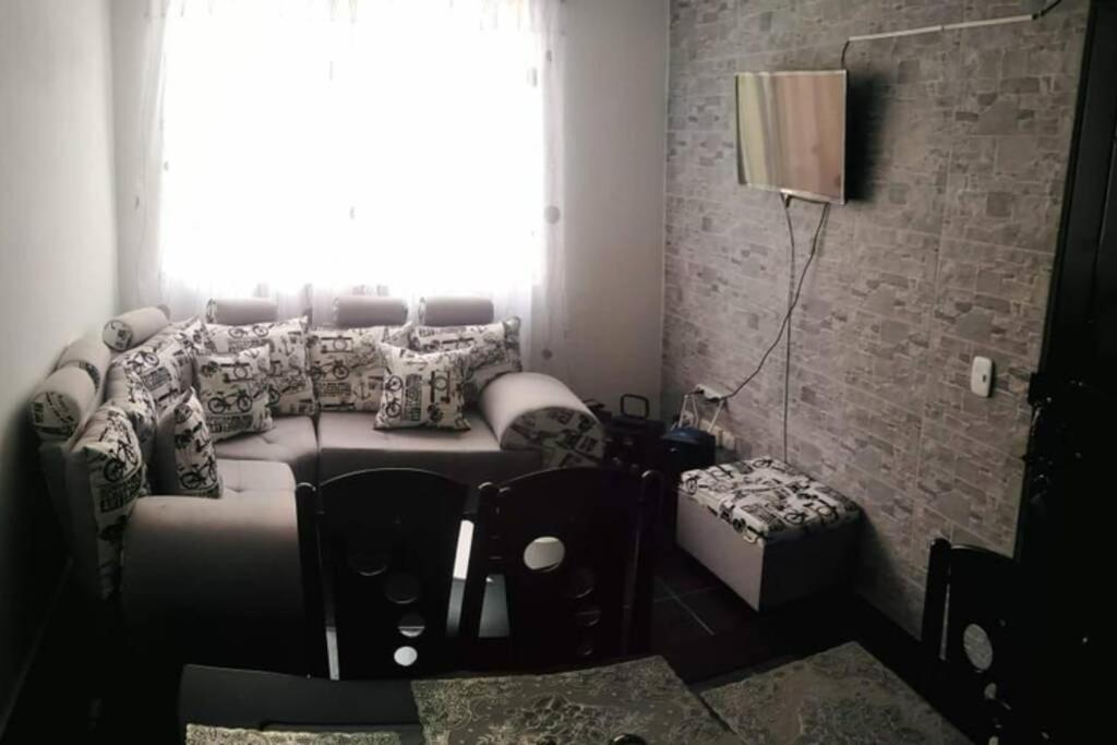 sala de estar con sofá y ventana en Apartamento acogedor con Piscina Excelente Sector, en Ibagué