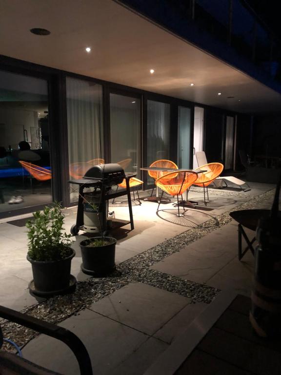 eine Terrasse mit Stühlen und einem Tisch auf einem Gebäude in der Unterkunft Morat Gaste Zimmer in Murten