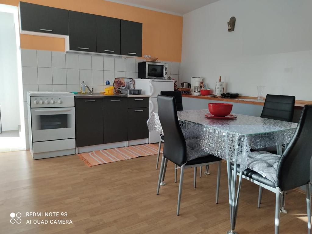 Kuchyň nebo kuchyňský kout v ubytování Apartmani Iva