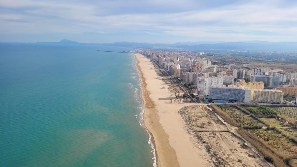 an aerial view of a beach with buildings and the ocean at Apartamento Tibi - centro de Gandia in Gandía