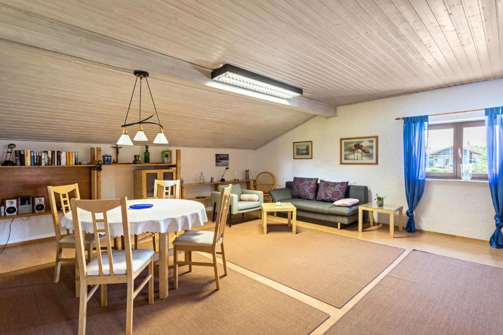 ein Wohnzimmer mit einem Tisch und einem Sofa in der Unterkunft Ferienwohnung Heinrich in Gmund am Tegernsee