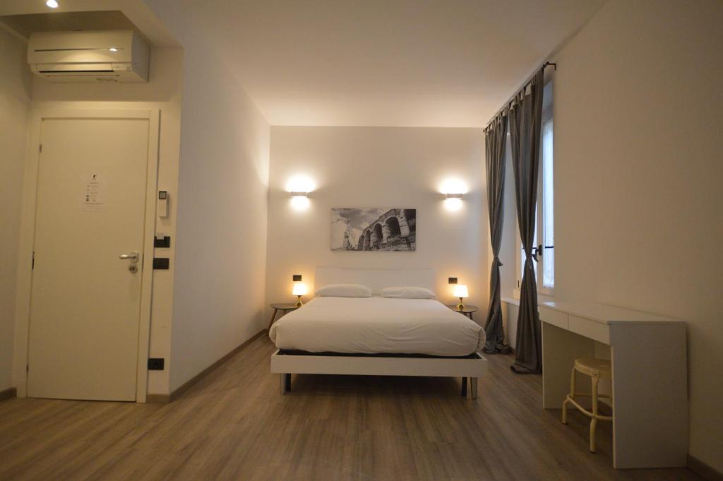 Łóżko lub łóżka w pokoju w obiekcie Room Verona Ai Conti