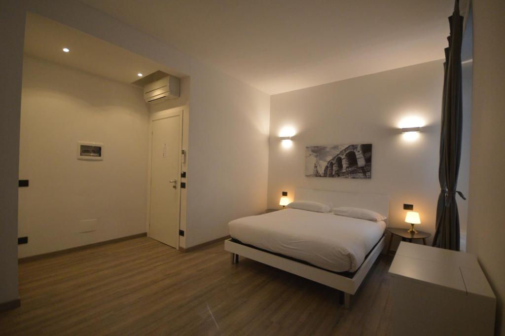 Łóżko lub łóżka w pokoju w obiekcie Room Verona Ai Conti