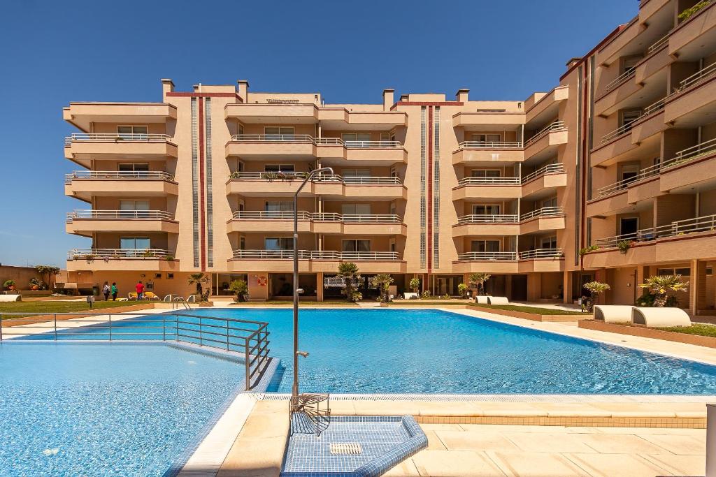 a swimming pool in front of a building at Refúgio de Sonho in Ovar