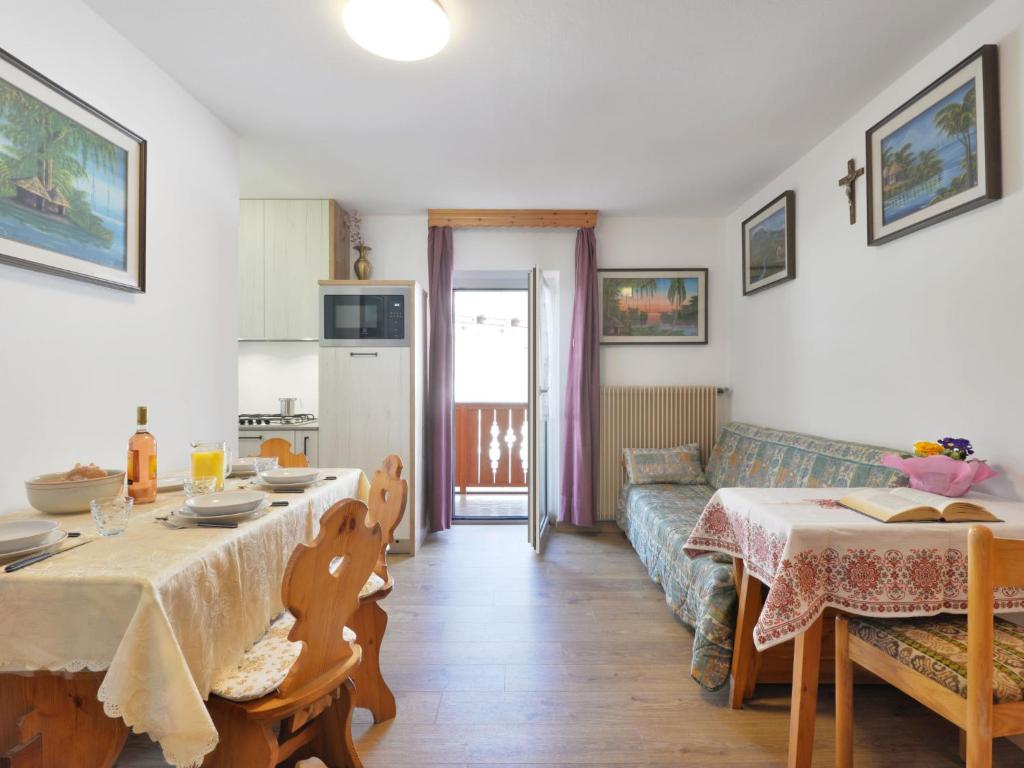 sala de estar con 2 mesas y sofá en Apartment Tieja de Gotart-3 by Interhome en Vigo di Fassa