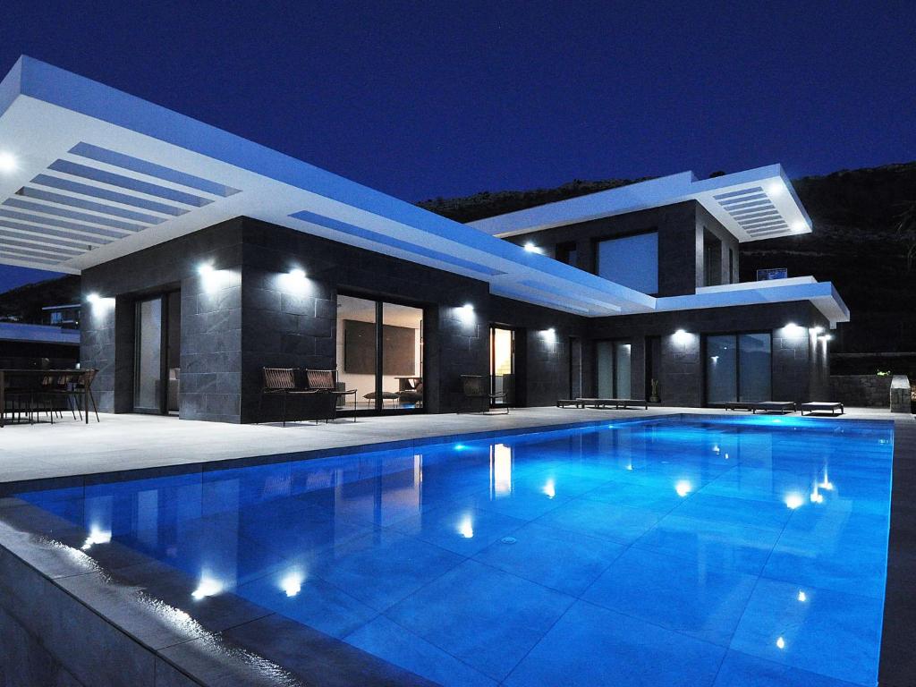 Bazén v ubytování Villa Villa Sareva by Interhome nebo v jeho okolí