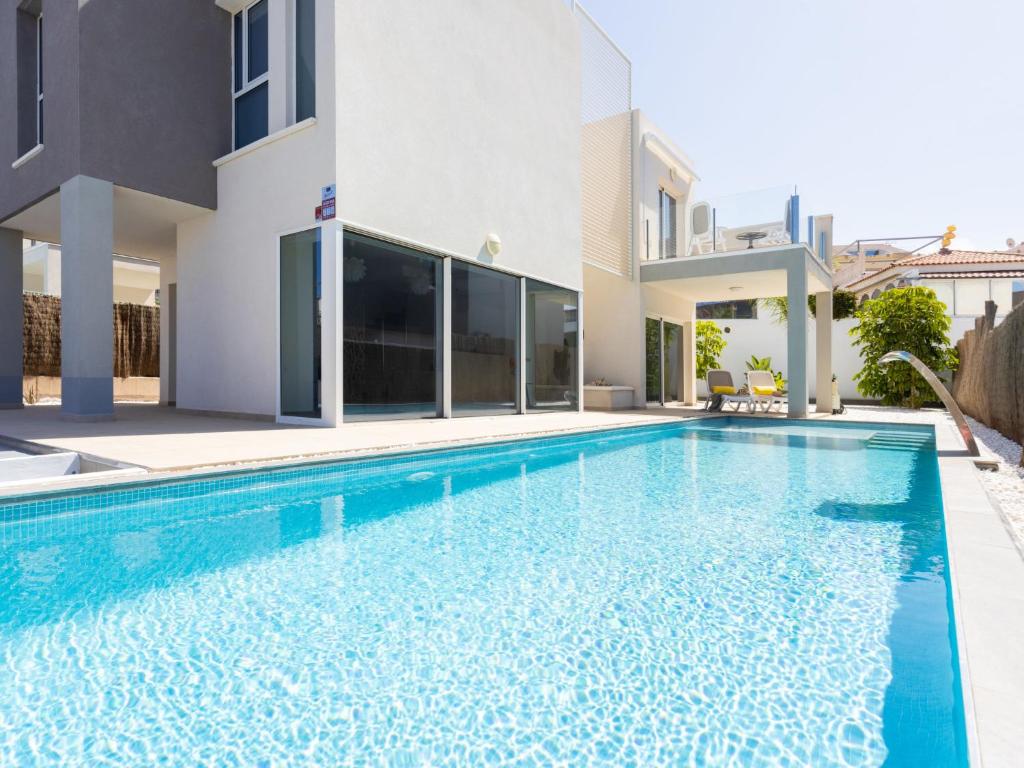 una piscina frente a una casa en Villa Blanca Playa Paraíso by Interhome, en Playa Paraiso