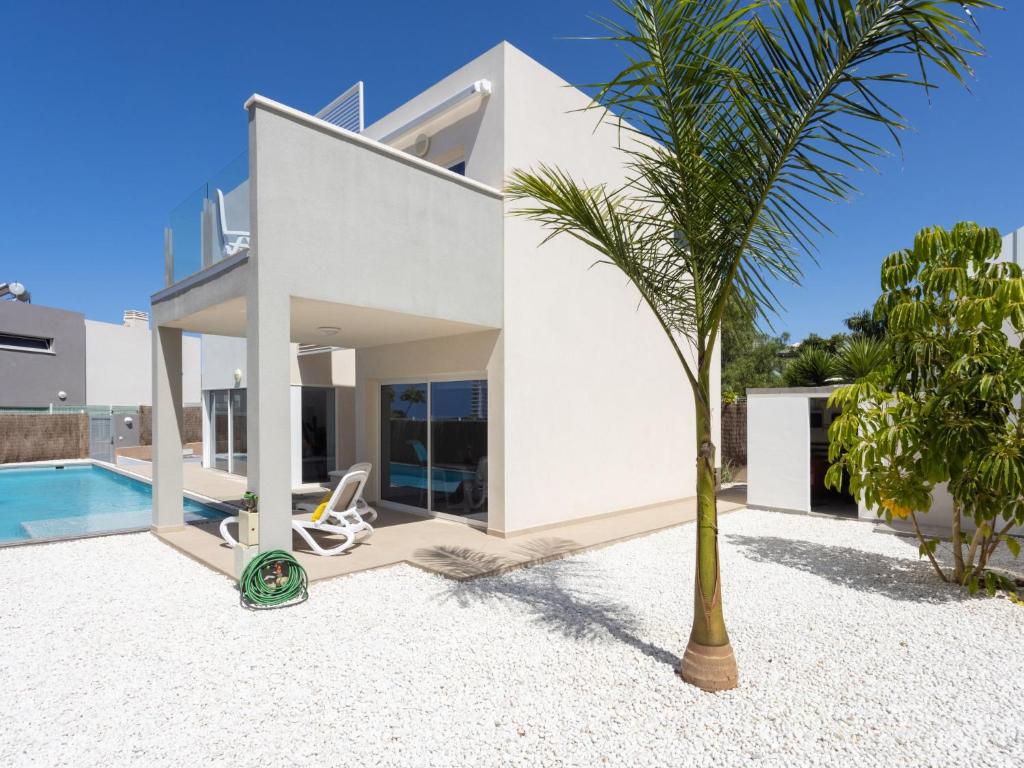 Bazén v ubytovaní Villa Blanca Playa Paraíso by Interhome alebo v jeho blízkosti