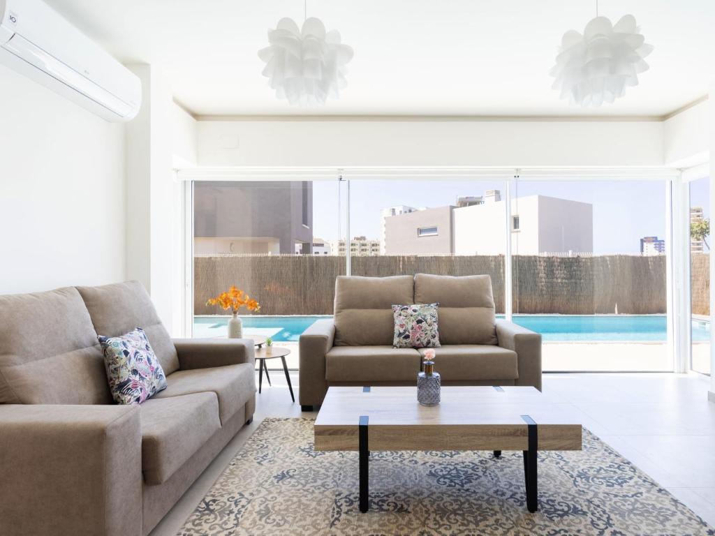 Bazén v ubytovaní Villa Blanca Playa Paraíso by Interhome alebo v jeho blízkosti