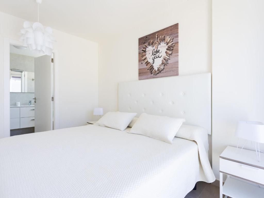 Posteľ alebo postele v izbe v ubytovaní Villa Blanca Playa Paraíso by Interhome