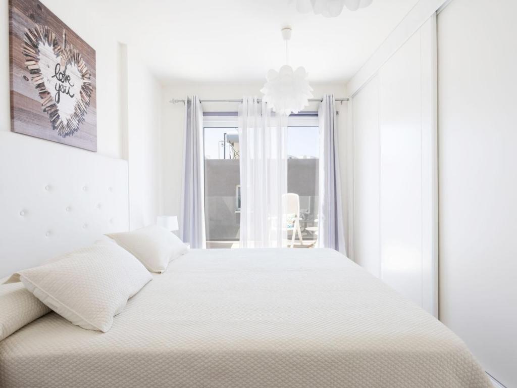 Posteľ alebo postele v izbe v ubytovaní Villa Blanca Playa Paraíso by Interhome
