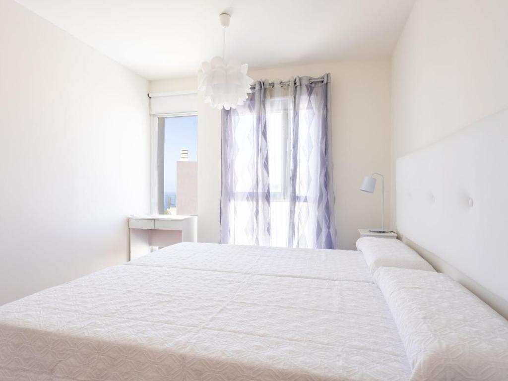 Posteľ alebo postele v izbe v ubytovaní Villa Blanca Playa Paraíso by Interhome