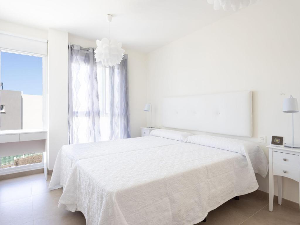 Posteľ alebo postele v izbe v ubytovaní Villa Blanca Playa Paraíso by Interhome