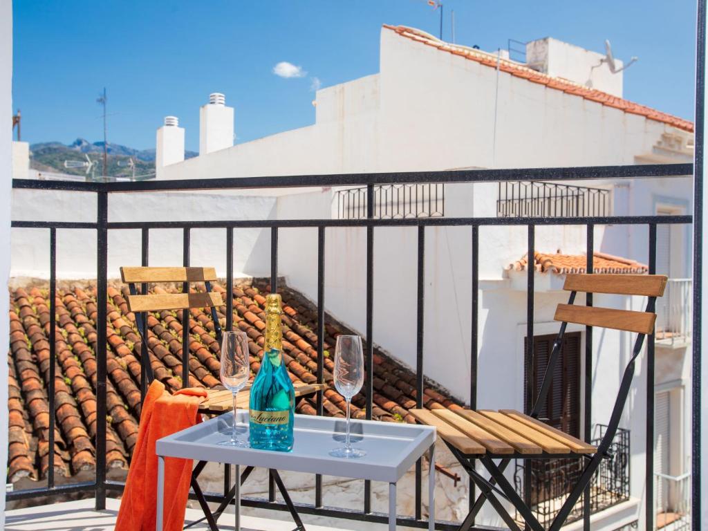 - une table et des chaises sur un balcon avec des verres à vin dans l'établissement Apartment Amelie by Interhome, à Nerja