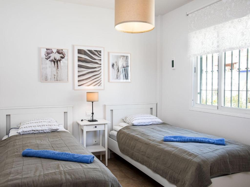 Postel nebo postele na pokoji v ubytování Holiday Home Panorama Beach by Interhome
