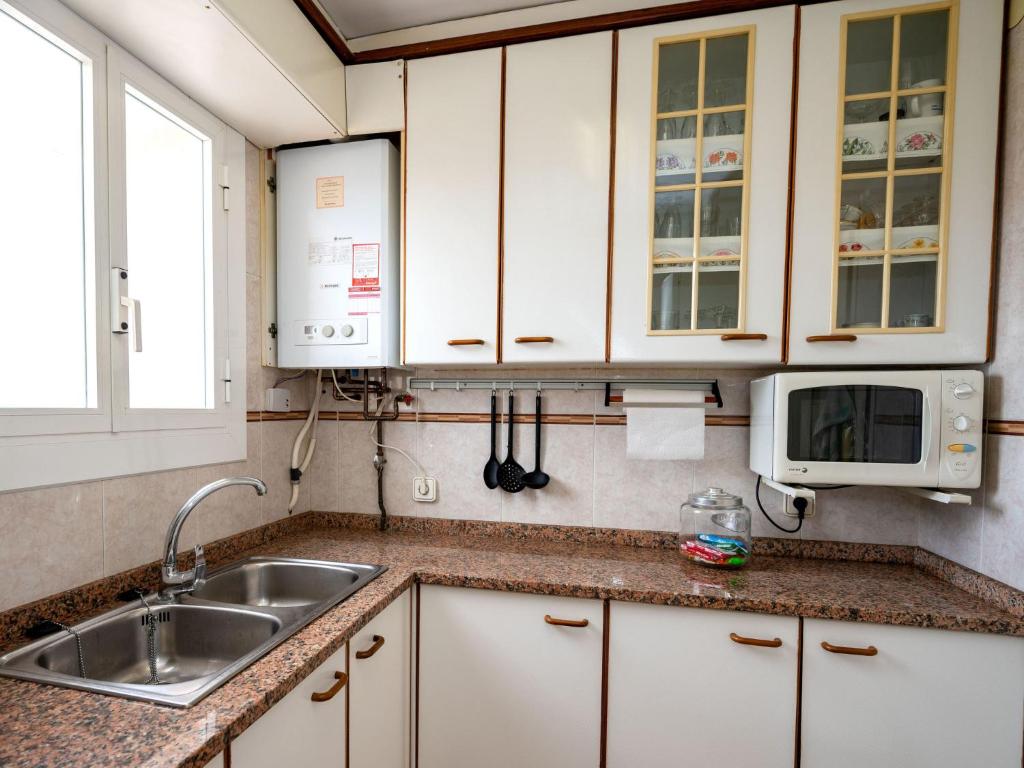 Kuchyňa alebo kuchynka v ubytovaní Apartment Sun and Beach by Interhome
