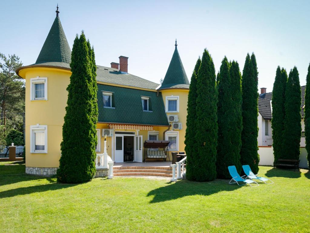 Κήπος έξω από το Villa Big Thuja by Interhome