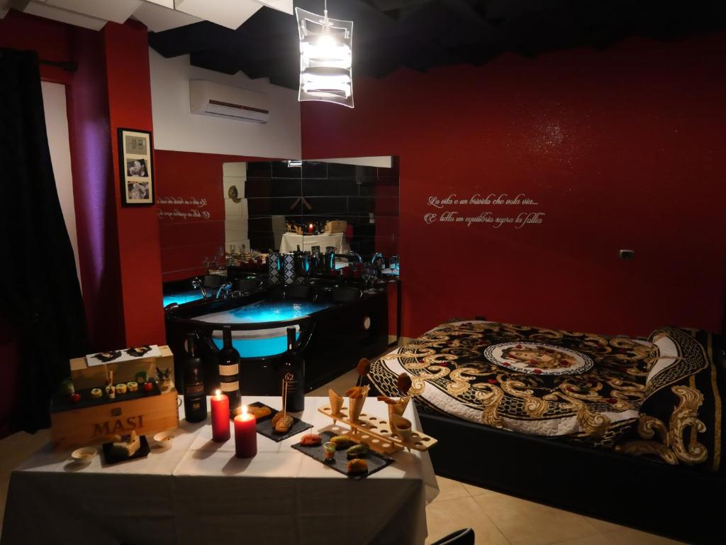 Montoro Inferiore的住宿－IL SOGNO，理发店,带水槽和桌子及蜡烛