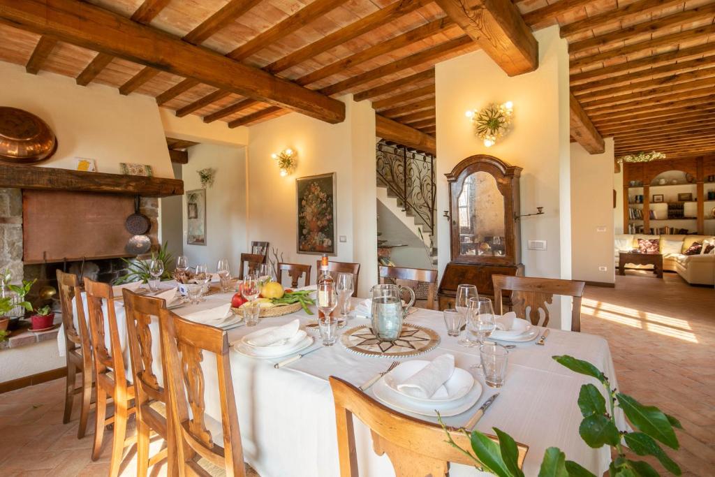 une grande salle à manger avec une table et des chaises dans l'établissement Villa Scarperia by Mmega, à Fondaccio