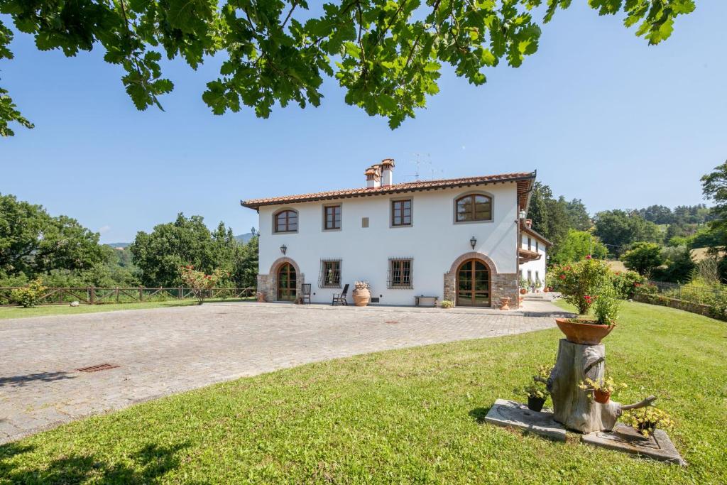 Κήπος έξω από το Villa Scarperia by Mmega