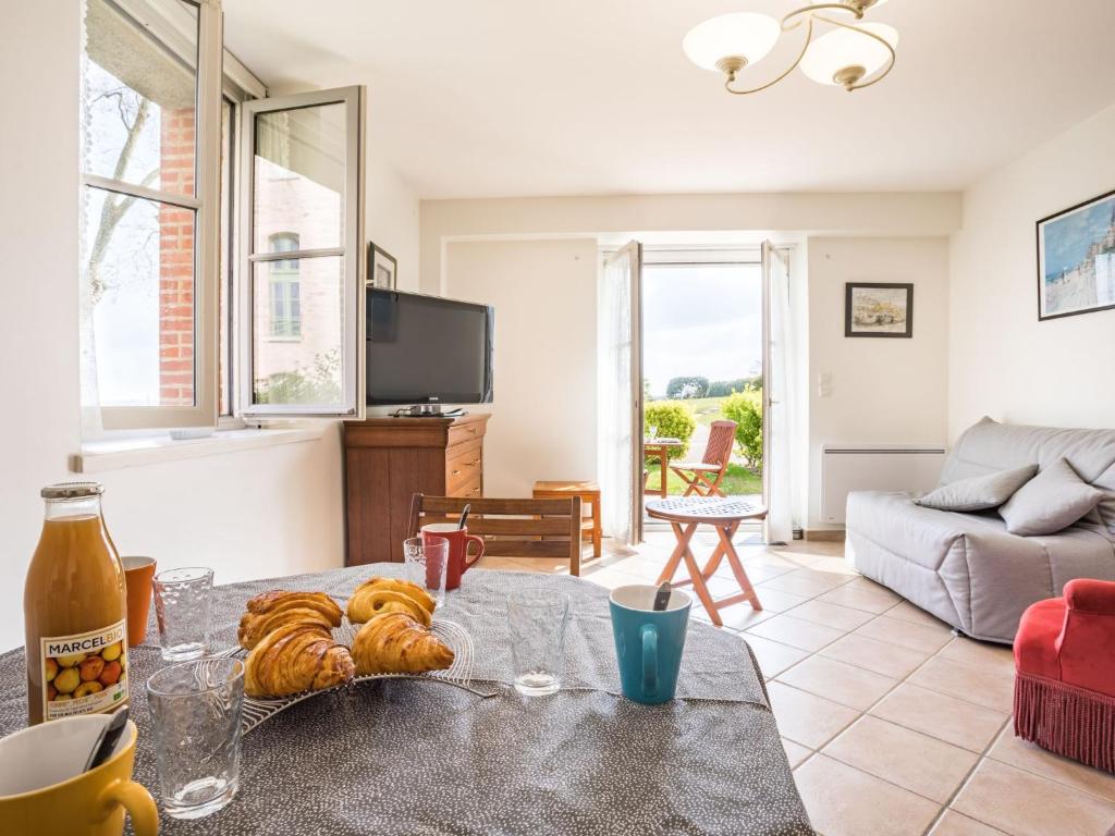 TV a/nebo společenská místnost v ubytování Apartment Le Parc du Prieuré by Interhome