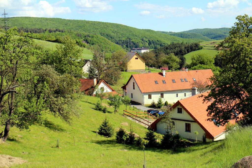 uma pequena aldeia com casas numa colina relvada em Penzion Kremenisko em Banská Štiavnica