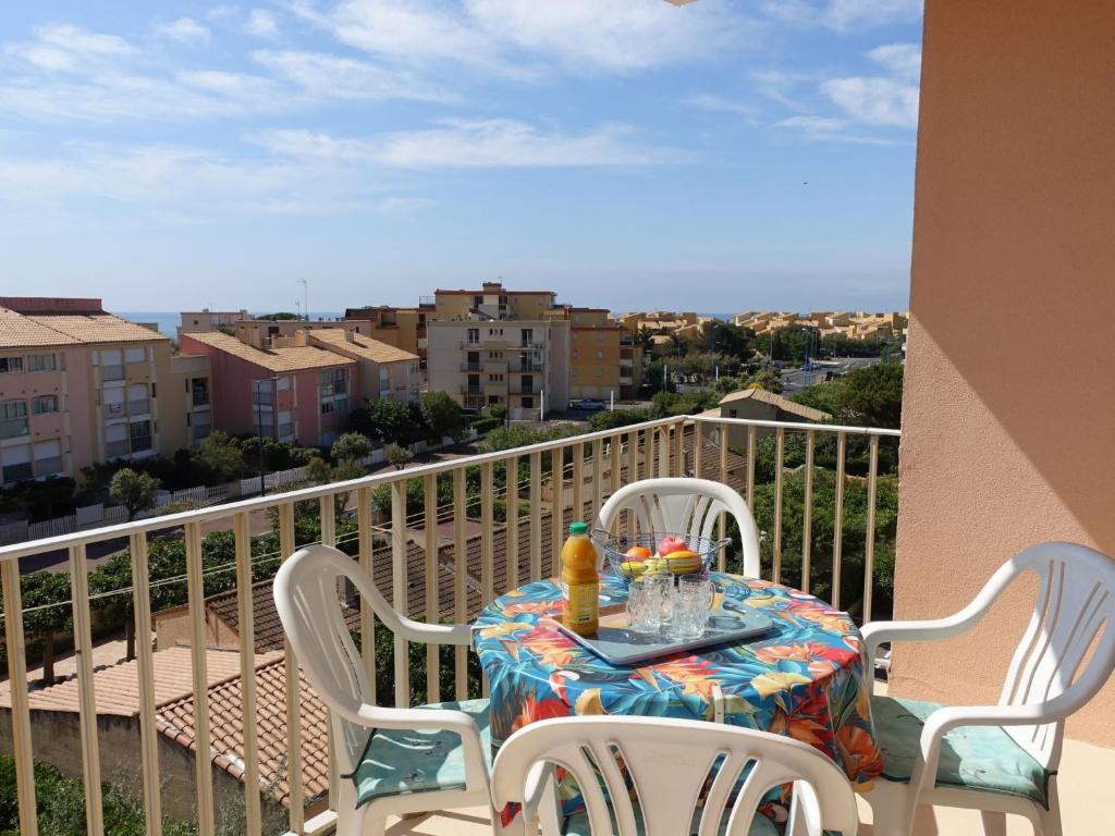 une table et des chaises sur un balcon avec vue dans l'établissement Apartment Le Solarium by Interhome, à Narbonne-Plage