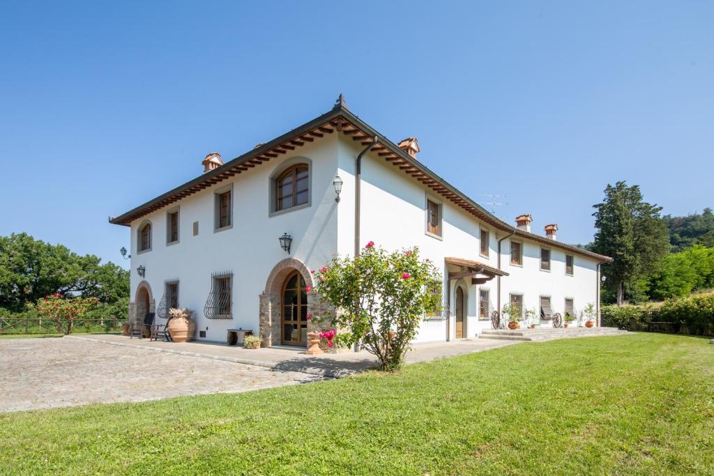 - une vue sur l'extérieur d'une maison blanche avec une cour dans l'établissement Villa Scarperia by Mmega, à Fondaccio