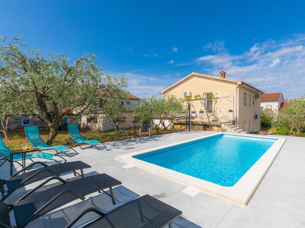 Bazén v ubytování Apartment Laura by Interhome nebo v jeho okolí