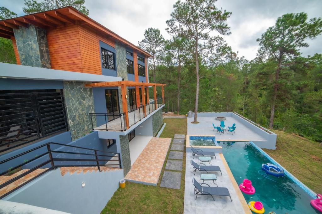 una vista aérea de una casa con piscina en Villa segur-a vicente, en Concepción de La Vega