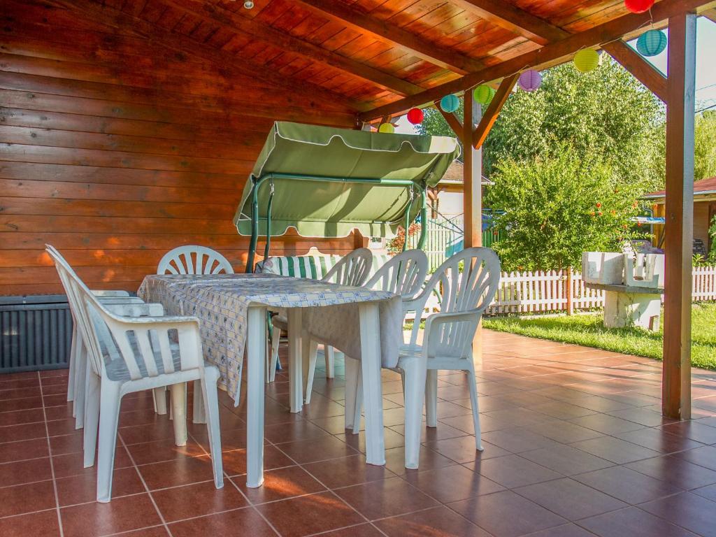 Patio alebo iná vonkajšia časť ubytovania Holiday Home Lampion by Interhome