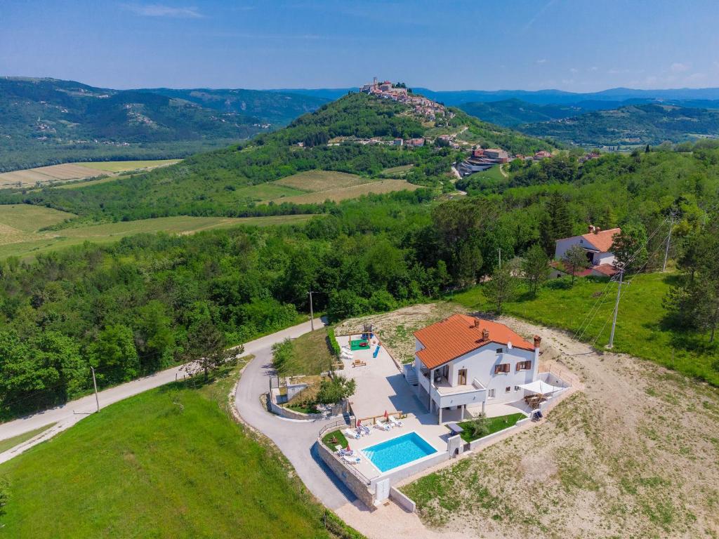 una vista aérea de una casa con piscina en Holiday Home Montebello by Interhome, en Motovun