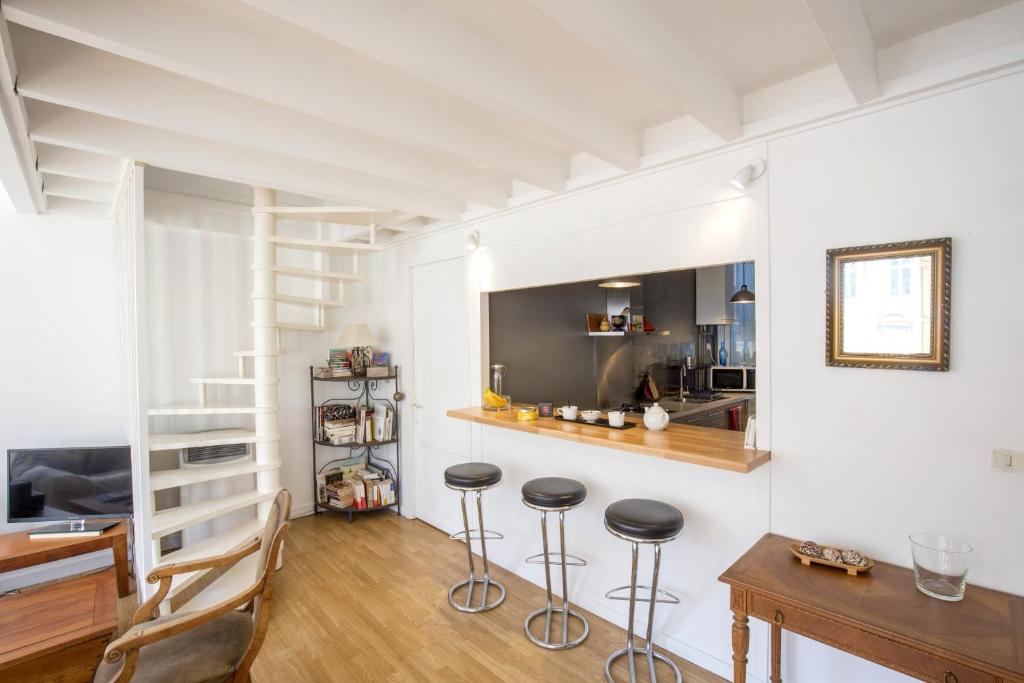 une cuisine et une salle à manger avec une échelle et des tabourets dans l'établissement Bordeaux Hyper Centre proche Tourny, à Bordeaux