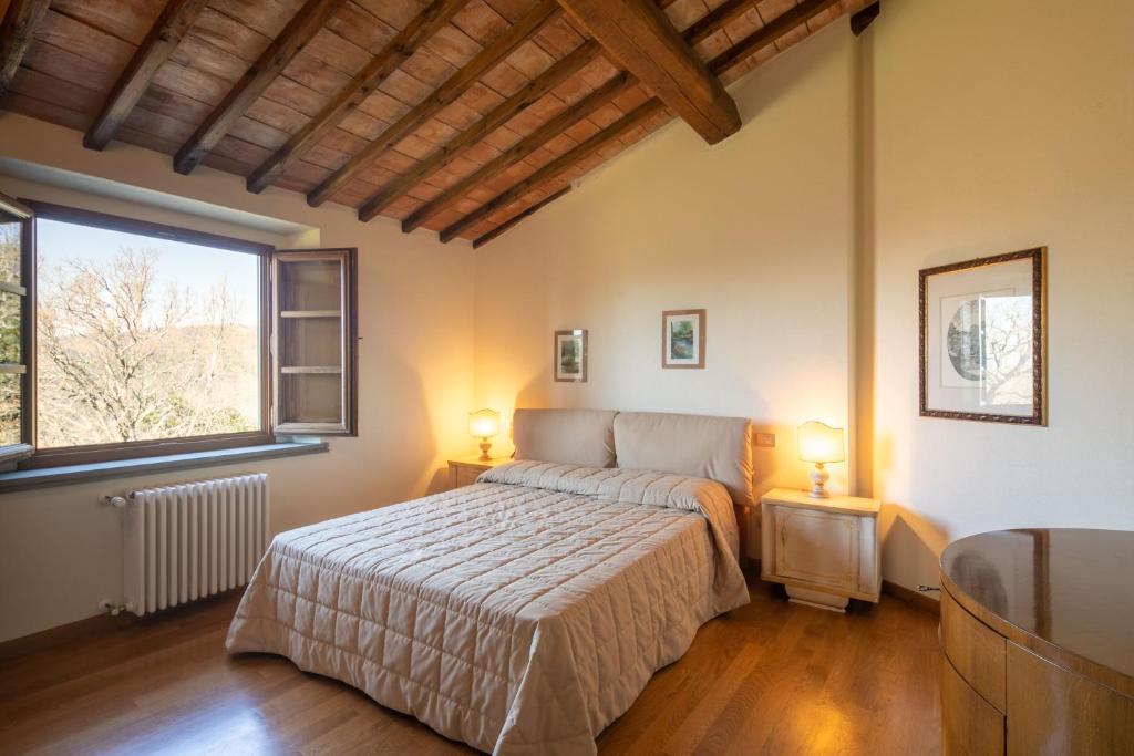 une chambre avec un lit et deux lampes dedans dans l'établissement Villa Scarperia by Mmega, à Fondaccio