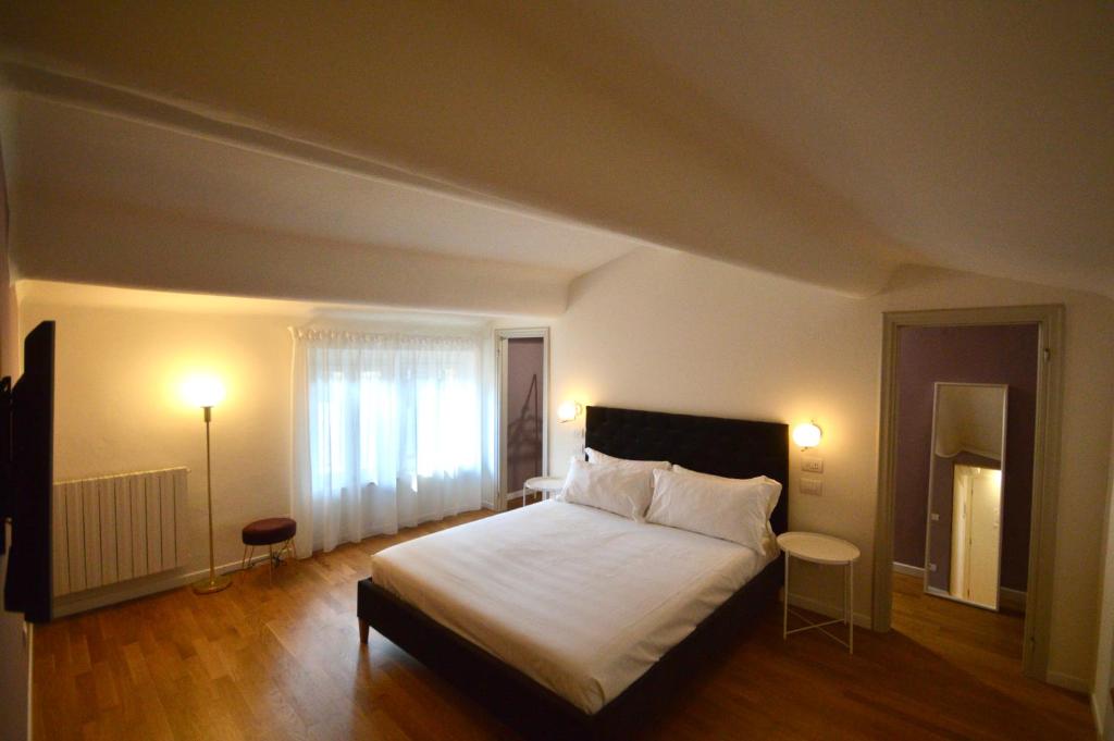 Łóżko lub łóżka w pokoju w obiekcie Room Verona Ai Conti