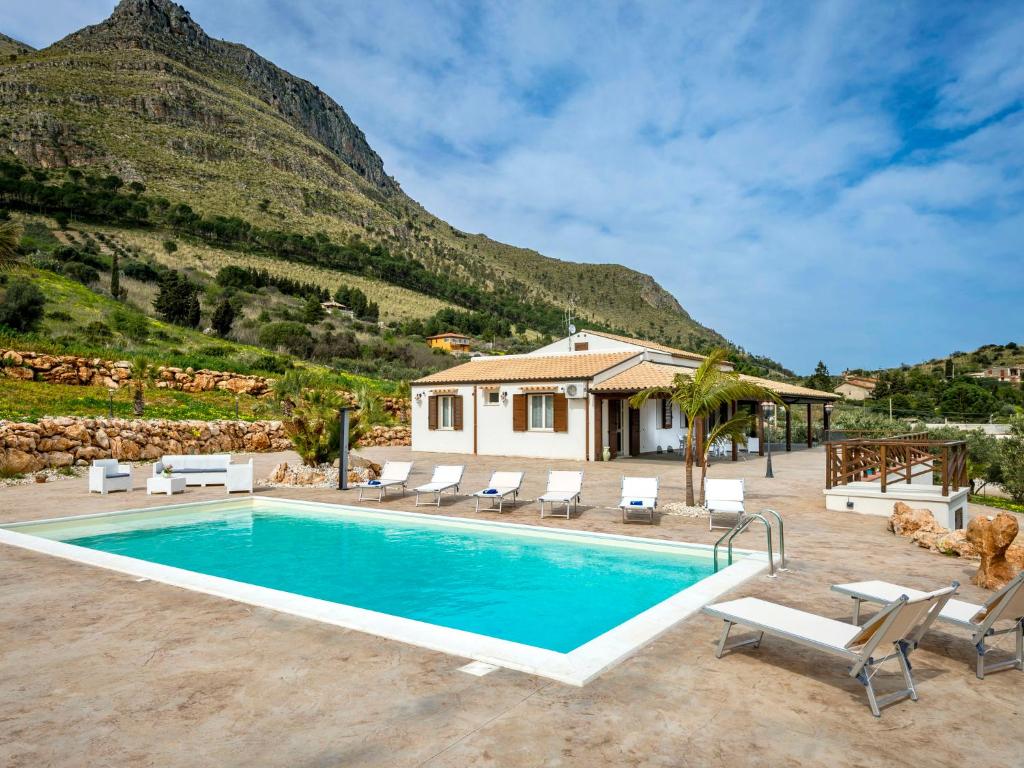eine Villa mit einem Pool vor einem Berg in der Unterkunft Villa Mari e Monti by Interhome in Castellammare del Golfo