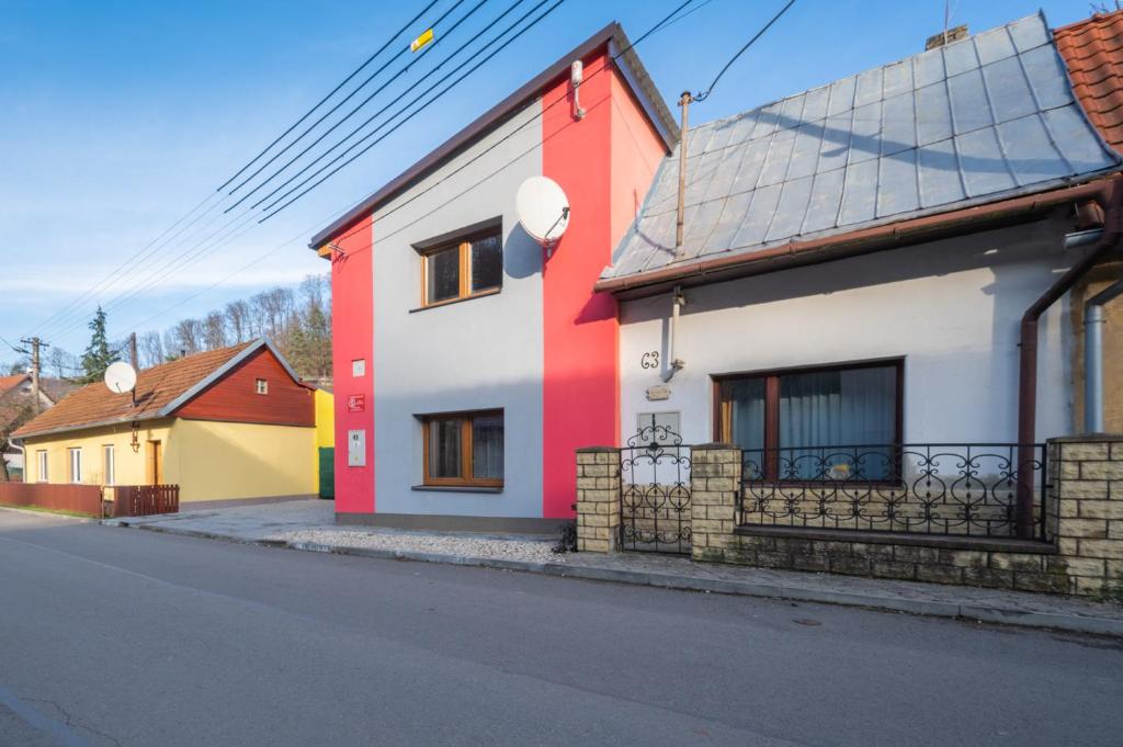 uma casa colorida no lado de uma rua em Pohoda Salaš u Velehradu-2 apartmany em Uherské Hradiště