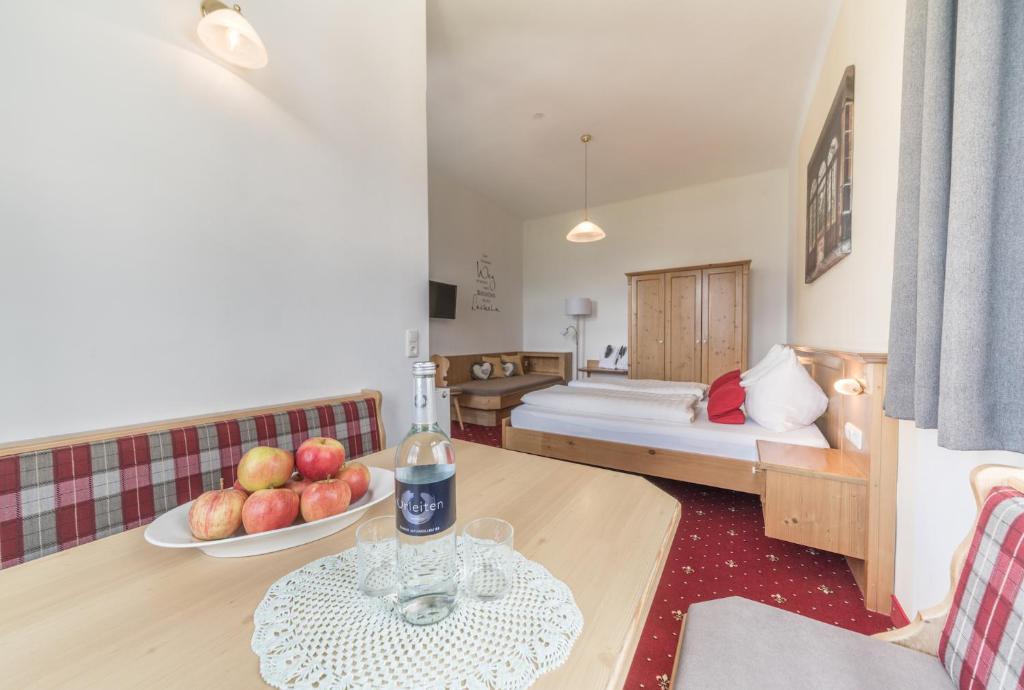Postel nebo postele na pokoji v ubytování Hotel Gasthof Gribelehof