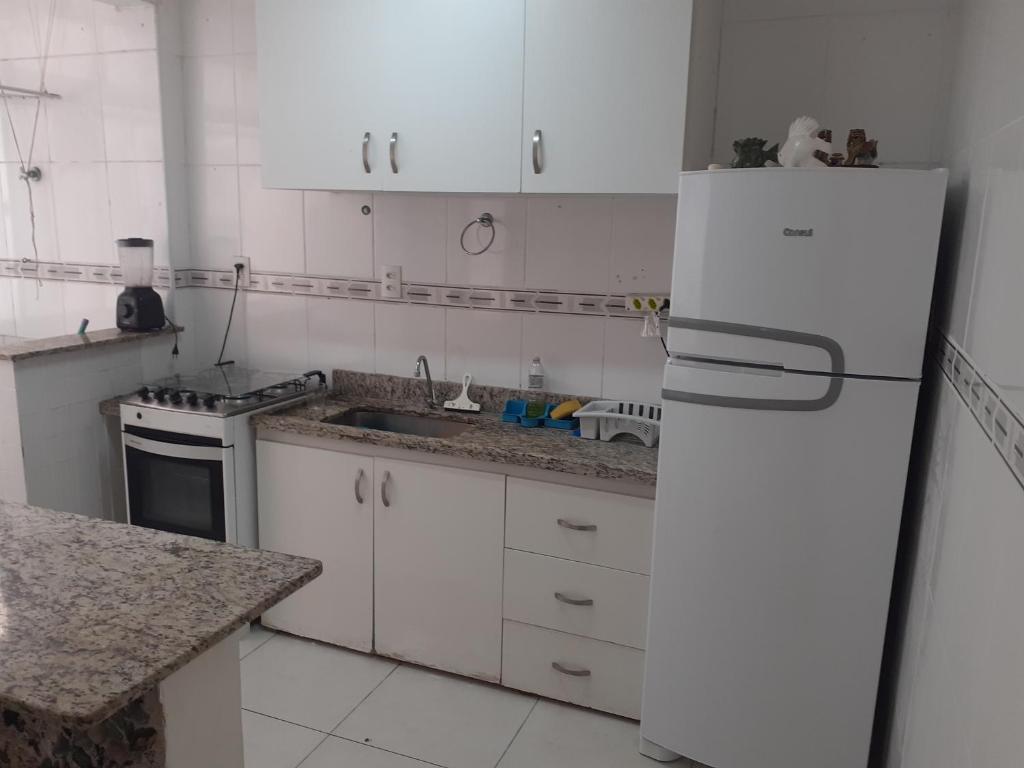  Apartamento vento e mar 2 quartos na quadra da praia