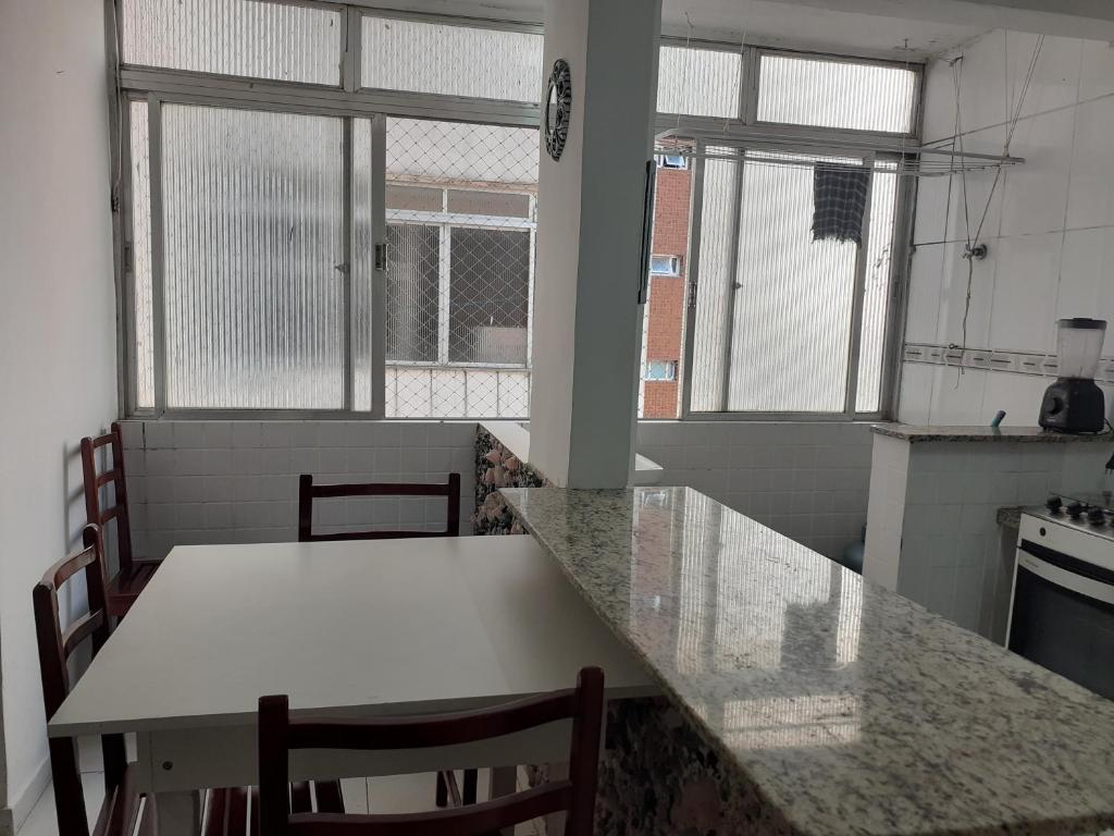  Apartamento vento e mar 2 quartos na quadra da praia