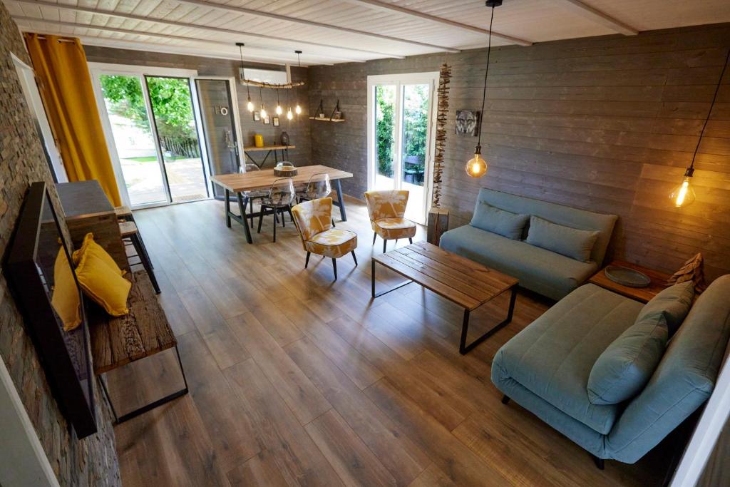 - un salon avec un canapé et une table dans l'établissement Le Chalet by LB et LB, à Beaune