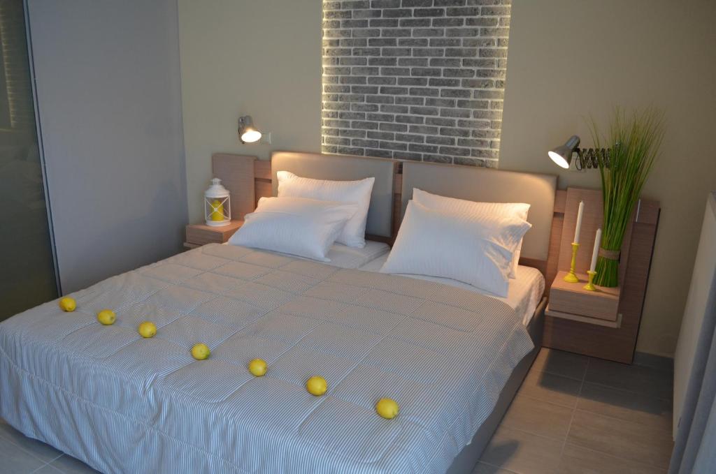 Postel nebo postele na pokoji v ubytování Galaxy City Hotel
