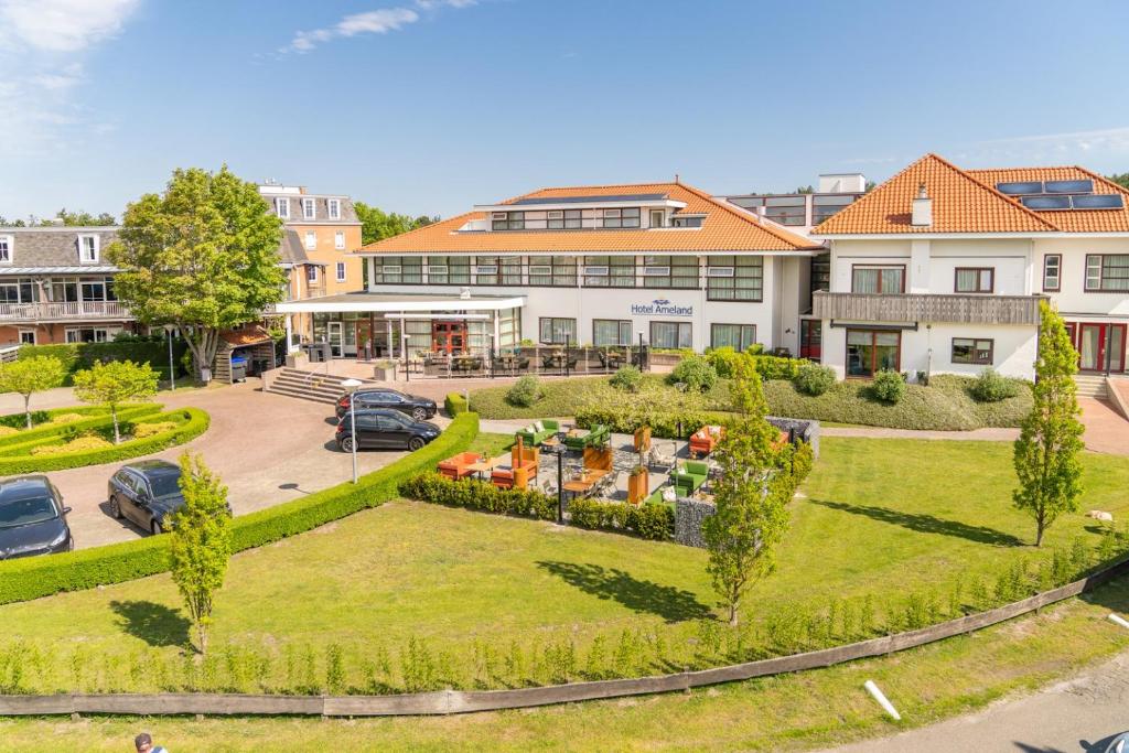 une vue aérienne sur un parc en face d'un bâtiment dans l'établissement Hotel Ameland, à Nes