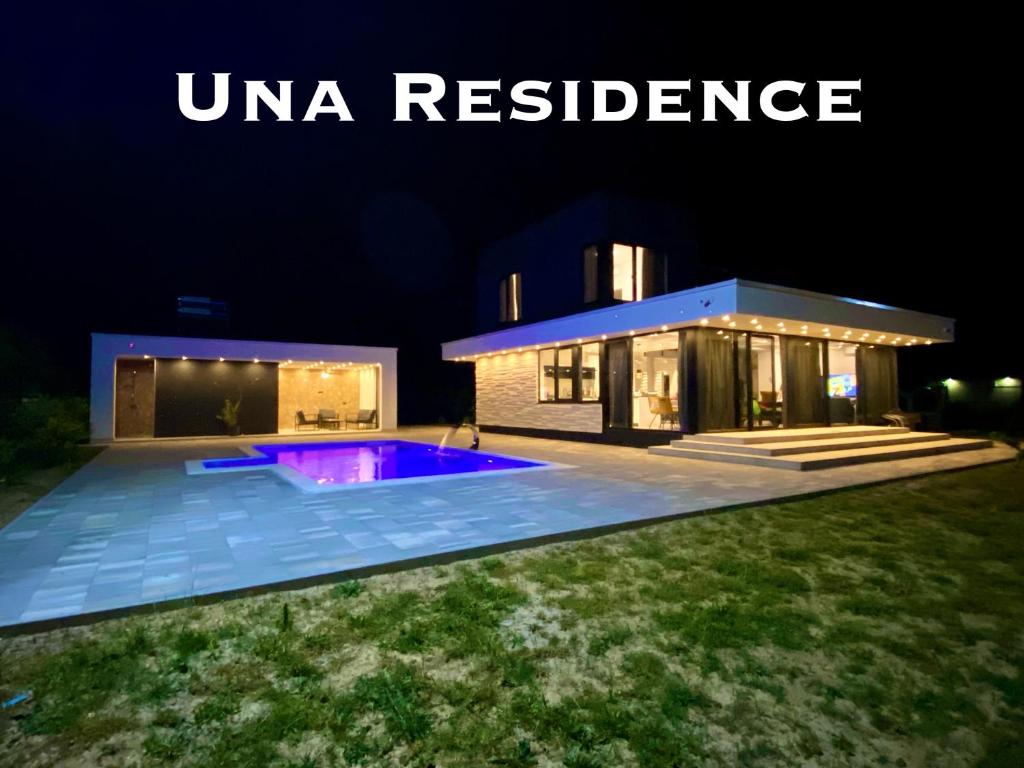 uma villa com piscina à noite em Villa Una Residence em Bihać